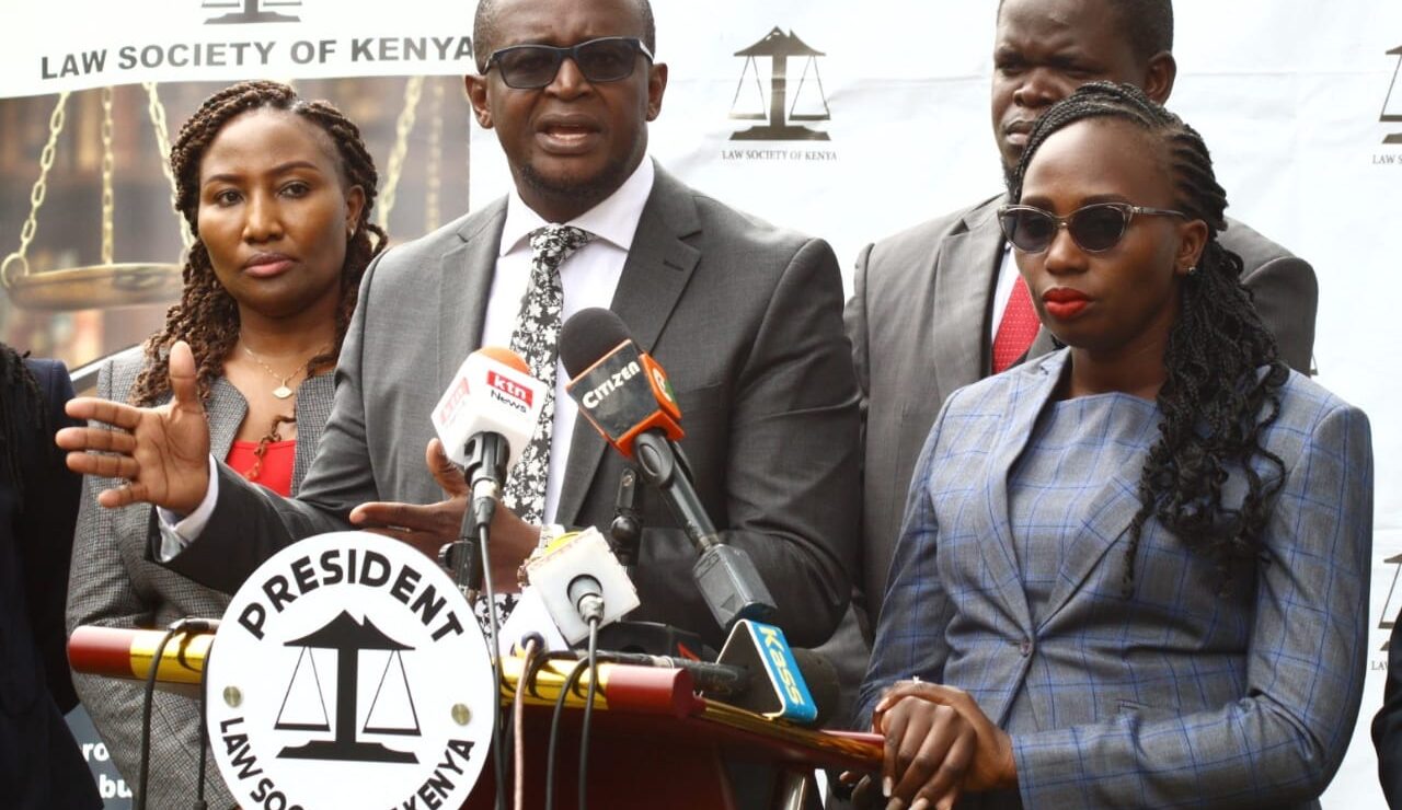La Law Society of Kenya organizza una protesta per difendere l’indipendenza della magistratura