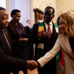 Vertice Italia-Africa, stretta di mano Meloni - Trovoada Palazzo Madama, 29/01/2024 - Scambio di saluti tra il Presidente del Consiglio, Giorgia Meloni ed il Primo ministro di São Tomé e Príncipe Patrice, Trovoada.